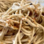 麺屋 真心 - ・和え玉：牡蠣クリーム選択　私の流れは、まず、そのまま。牡蠣とレモンの相性を思い出して卓上の酢を数滴。それから卓上の七味を振って。そして、つけ麺。更に、スープにすっかり浸して。最高です♬