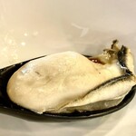 麺屋 真心 - ・柚子香る 牡蠣塩そば　一品料理として提供されても良いくらいに、あまりに素晴らしい仕上がりだったから1粒を夫に進呈。こちらへ来るために、我々は朝イチでサイボクでの買い物を済ませました。