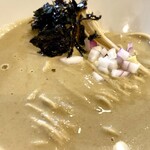 麺屋 真心 - ・和え玉セットの和え玉：牡蠣クリーム選択　ラーメンを食べ進み、途中くらいで店員さんへ声がけし和え玉の支度を頼みます。卓上には、和え玉を美味しく食べる説明書きも。