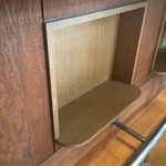 8番らーめん - カウンター席足下の荷物置き、足置きではありません