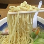 8番らーめん - 平打ち中細縮れ麺