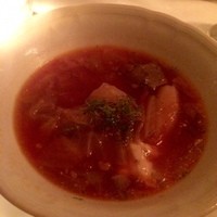 スンガリー 新宿東口本店 - 3皿目はボルシチ
                  とろとろに煮込んだ野菜と牛肉の赤かぶ風味スープ★
                  
                  ピロシキ(揚げか焼きか選べ、私は揚げ、挽肉、玉ねぎ、卵が入ったロシアパン)と一緒にいただきます。
                  
                  スープはあっさりしており、野菜がよく煮込まれた感じ、野菜の出汁の味がよく伝わってきます。
                  サワークリームともよく合いますね。
                  ピロシキは油っぽくなく、ふんわり。中のお肉は肉感が伝わってきました。
                  