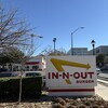 IN-N-OUT BURGER - 外観写真:『Texas限定Ｔシャツ $20,00』