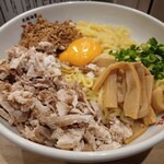 元祖油堂 CIAL横浜店 - 油そば特大のトッピングＢ、肉増し、フラオニ、卵黄をオーダー。お値段1,130円です。茹で前300gがどのくらい膨れあがっているかは、わかりません(笑)