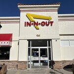 IN-N-OUT BURGER - 外観