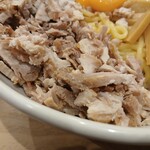 元祖油堂 CIAL横浜店 - 肉増しですが、はてデフォはどの程度かしらん。たいていちょこっと程度が多いので増すことが当たり前になりつつ(汗)