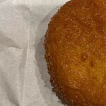 焼きたてパン工房 かえでの木 - 試作品のキーマカレーパンにクリームチーズを入れたパン　左