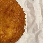 焼きたてパン工房 かえでの木 - 試作品のキーマカレーパンにクリームチーズを入れたパン　右