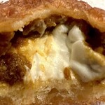 焼きたてパン工房 かえでの木 - 試作品のキーマカレーパンにクリームチーズを入れたパン！