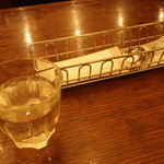 ダパウロ - お水とテーブルセッティング