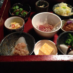 Tsumikusanoya - ＊箱膳つみ草＊別のお箱にはおかわり自由のご飯・お味噌汁・茶碗蒸し・ミニ天ぷらが入っていました。ランチも夜もメニューの金額は同じでした。