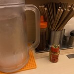 つけそば 周 - カウンターの様子、キンキンに冷えた水が美味い