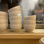 つけそば 周 - カウンターからの厨房の様子