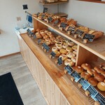 ベーカリー マーチ - 商品棚1