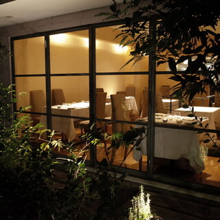 ランチは自然光の中で、ディナータイムは落ち着いた雰囲気で