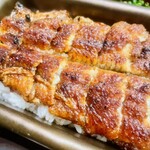 うなぎ四代目菊川 - 皮は香ばしく、身はふっくら。タレの照りと焼き目がたまりません。