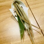 うなぎ四代目菊川 - うなぎ骨せんべい（前菜）
      パリッとした食感がクセになる。うなぎの骨の香ばしさを凝縮した一皿