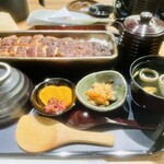 うなぎ四代目菊川 - 薬味・出汁・山葵などすべて揃って味変の楽しさも満点。