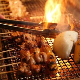 じっくり仕上げる炭火焼き鳥◎こだわり１５種食べ放題OK◎