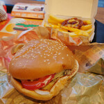 バーガーキング - 料理写真:ウィンタースペシャル マッシュルームワッパー 790kcal・チリチーズフライ 325kcal