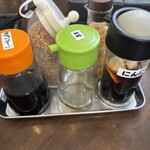 麺や はやぶさ - 調味料は自分で取ってきます