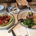 ウルフギャング・ステーキハウス - サラダとマグロの何だったか…忘れました。。