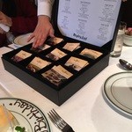 ウルフギャング・ステーキハウス - 紅茶。皮張りの箱を開けてセレクトさせてくれます。