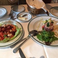 ウルフギャング・ステーキハウス 六本木 - サラダとマグロの何だったか…忘れました。。
