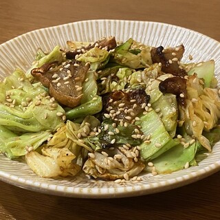 当店でしか味わえない牛の腸(油かす)を使ったかすキャベツ