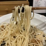 麺処 にぼし香 - よく混ぜて食べると二郎系な味で、中毒性のある味です！