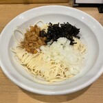 麺処 にぼし香 - 和え玉は背脂にしましたが、アブラと岩海苔、玉ねぎにニンニクも入っています！