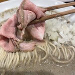 麺処 にぼし香 水天宮前店 - 具材は薄切りローストチャーシューと玉ねぎ！玉ねぎのシャキシャキ食感と瑞々しさがいいアクセント！