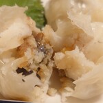 うなぎ 桜家 - 半分に割ると、鰻と里芋の絶妙なハーモニー！