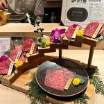 焼肉割烹 YP流 - これぞヴィジュアル最高の花の階段盛り