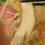 中華そば 七麺鳥 - 低温調理の鶏叉焼とピンクペッパーのアクセント！