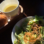 タジマコーヒー - パスタランチのサラダとパンとスープ