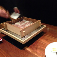 神戸プレジール 本店 - 淡路島産玉ねぎの上にお肉をのせてせいろ蒸し！玉ねぎの甘みが(^_^)b