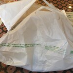 インド料理 パリワル - オードブルはこんな感じで袋に入れてくれます