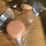 Cafe konya - 新年来店サービス。紅白マカロン♡