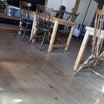 Cafe konya - 店内。薪ストーブがありますが本日は暖かかったのでストーブはおやすみ。