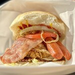 無限GRILL - 無限バーガー（¥1,950税抜）
                                バンズや具材のおいしさ、それを引き立てるシンプルなソース、見た目の迫力、そのボリュームのわりに食べやすいこと。ほんと、すべてにおいて完璧なハンバーガー！！