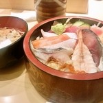 御旦弧 - 海鮮丼(980円)