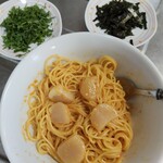 築地KYOKUTO - 茹で上がったパスタをザルで湯切りして加え､手早く和える。和えた後､大葉と切り海苔をトッピング。