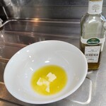 築地KYOKUTO - 深皿にバターとオリーブオイルを入れて常温で柔らかくしておく。バターだけでおいしいが､中性脂肪が増えそうで､オリーブオイルと合わせた｡