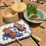 日本のお酒と馬肉料理 うまえびす - ヒレ,カイノミ,馬肉と酒盗のおかかマヨ和え.（奥のは、きな粉）