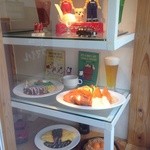 ニュー スマイル - ショーケースにペコちゃん(^_^*)