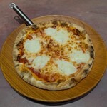 サイゼリヤ - 料理写真:バッファローモッツアレラマルゲリータピザ