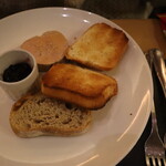 L'Ardoise - 鴨のフォアグラを布で包み、ブリオッシュとイチジクのジャムを添えて