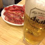 焼肉 近江牛肉店 - ビールの向こうに近江牛