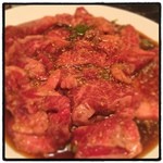 武石 - しっかりとタレが揉み込まれた並々ならぬ旨さの並みのカルビ。